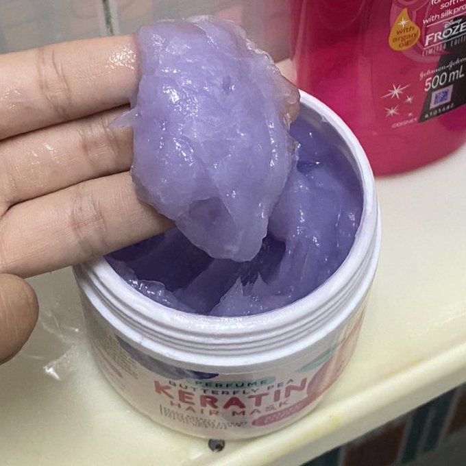 เคยป้ายยาไปรอบนึงแล้ว จะป้ายทุกรอบที่คนถามถึงแบรนด์ไทยใช้ดี ⭐️🤏🏻 ตัวนี้ลดผมร่วงได้ดีมากน้า นี่ดัดปลาย+ฟอกสีแต่ปลายไม่แห้งเลย ตอนใช้เน้นๆตรงปลายหน่อย ผมนุ่มมากๆ ราคาดีมากด้วย ชอบ 10/10/10