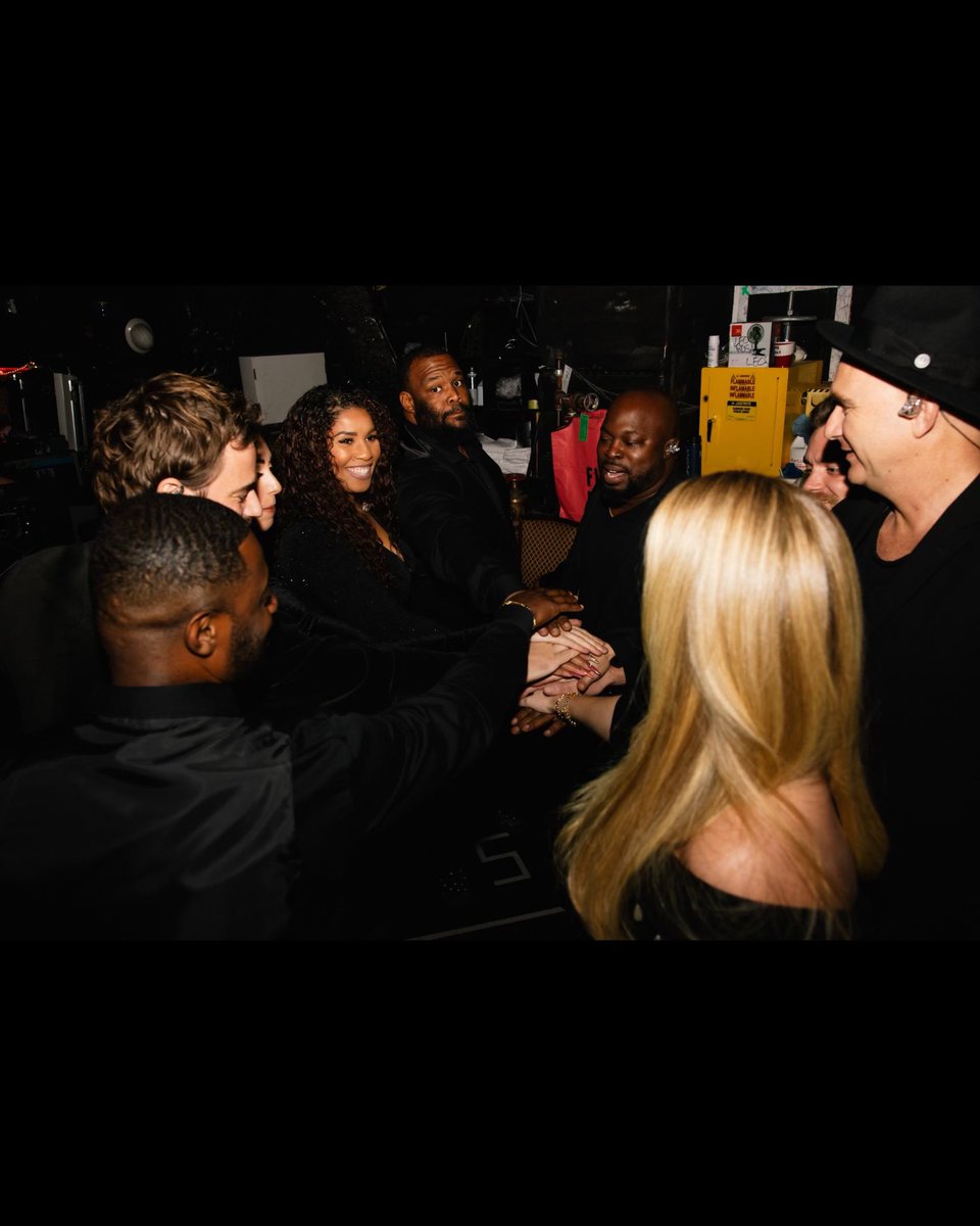 Adele's tweet image. Weekend 25