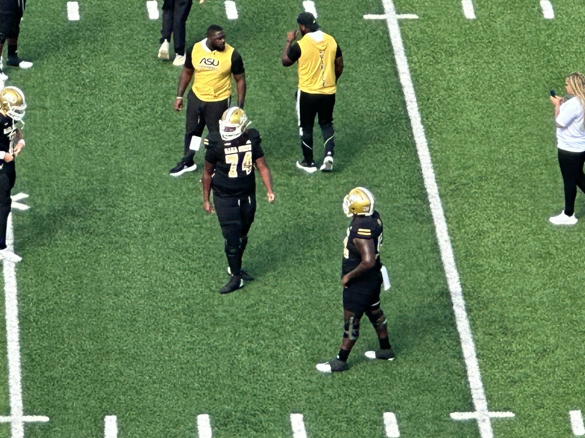 Mike_Dee10's tweet photo. @MichaelDMoore17 @mekhiMoore18 @Coachtwyman @CoachSudd84 @OrnandoSmith @rhamilton1914 When they said you would never! Now 👀 https://t.co/IJWSsPApjE