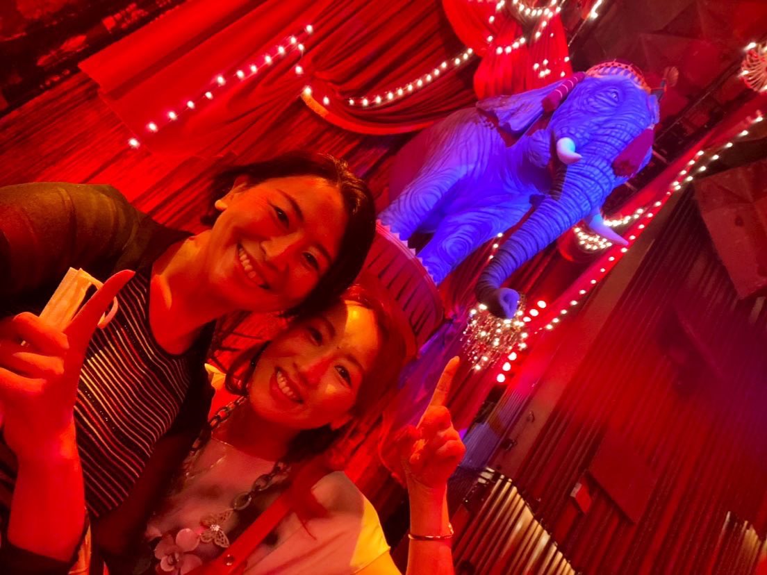 gekijo_shimai's tweet photo. #シマイ活動 red！#ミュージカル #ムーランルージュ 観劇！妹の髪が馴染みすぎるゲキジョウ。友人の晴れ姿を観に行ったらまさかの降り番でしたが...エキスパートよしえさんと共に舞台を楽しんだシマイでした！#帝国劇場 #終演後はプリン #森谷真理 #鳥木弥生 #ゲキジョウシマイ #lesfemmesauthéâtre https://t.co/jARf5Xh5sE
