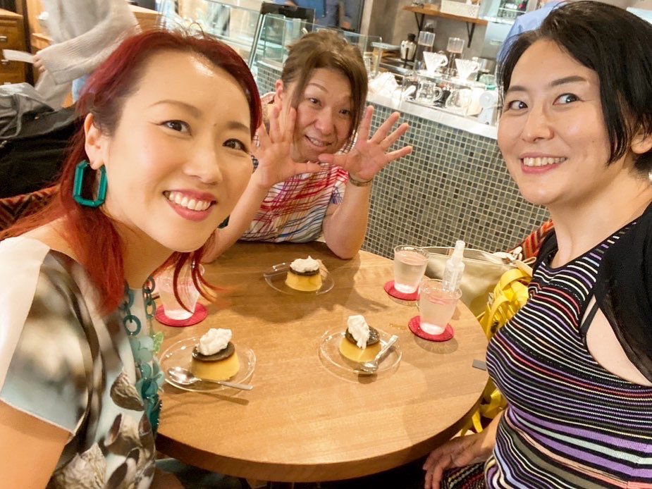 gekijo_shimai's tweet photo. #シマイ活動 red！#ミュージカル #ムーランルージュ 観劇！妹の髪が馴染みすぎるゲキジョウ。友人の晴れ姿を観に行ったらまさかの降り番でしたが...エキスパートよしえさんと共に舞台を楽しんだシマイでした！#帝国劇場 #終演後はプリン #森谷真理 #鳥木弥生 #ゲキジョウシマイ #lesfemmesauthéâtre https://t.co/jARf5Xh5sE