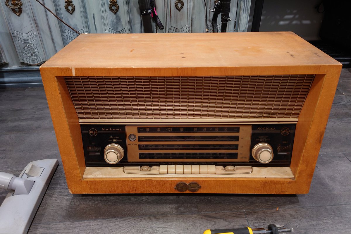 TalesTigerfox's tweet photo. There's just something so magical and fascinating about vintage stuff 📻 🥰 https://t.co/l6cGV2zHal