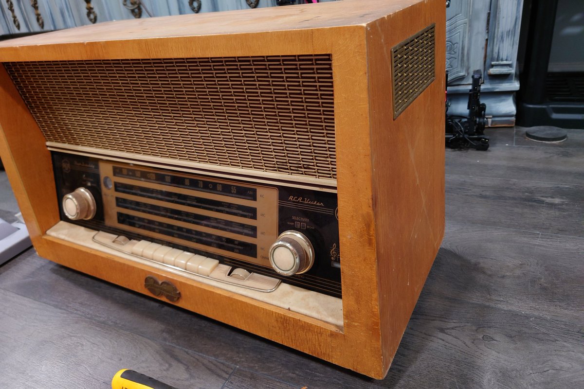 TalesTigerfox's tweet photo. There's just something so magical and fascinating about vintage stuff 📻 🥰 https://t.co/l6cGV2zHal