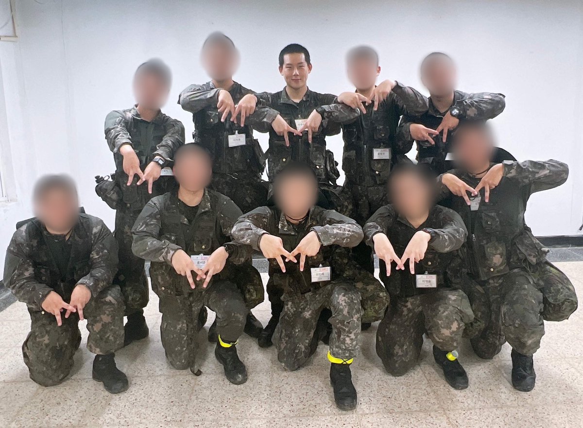 0115_H__ONE's tweet photo. 셔누 “소대장” 훈련병
민혁 “분대장” 훈련병
주헌 “중대장” 훈련병
기현 “중대장” 훈련병

형원이랑 창균이 귀막아 https://t.co/oKRnJnyeKX