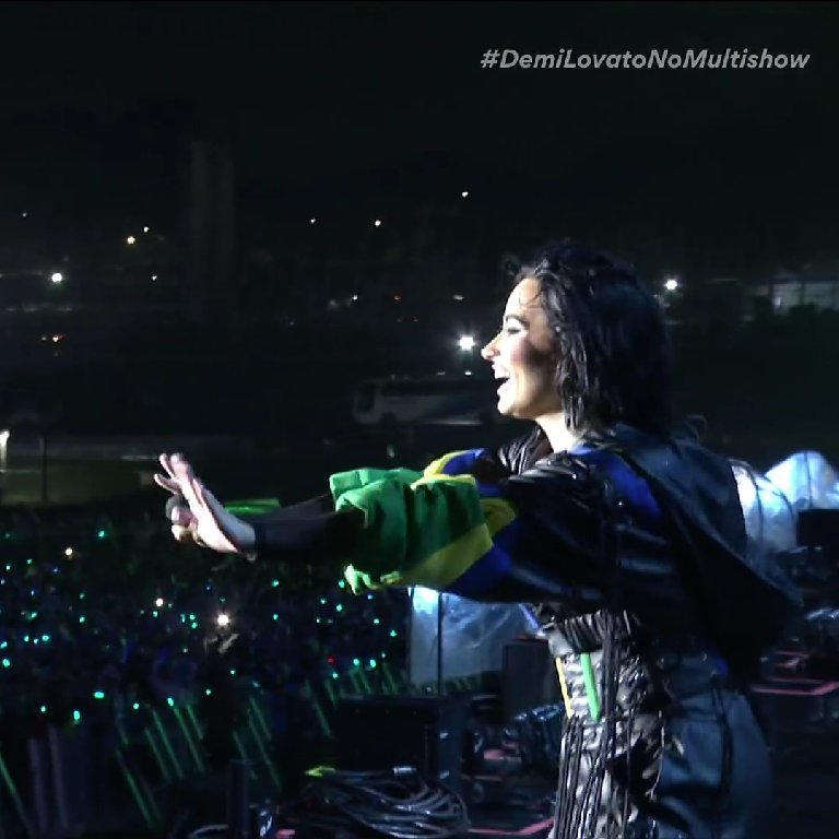 tracklist's tweet photo. Interagiu em português diversas vezes com os fãs, entregou vocais em português ao cantar "Penhasco2"... 

DEMI LOVATO É BRASILEIRA! #TheTownNoTrack #TheTown2023 #DemiLovatoNoMultishow📷 https://t.co/F75rQUl8CR