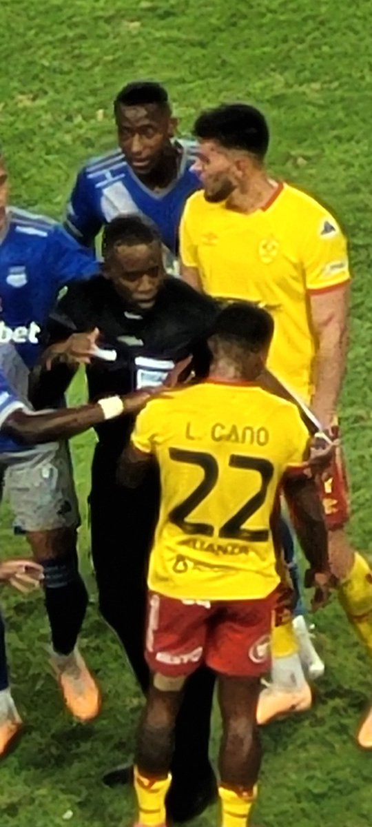 isDan23's tweet photo. Este negro hijo de la gran puta parido por el culo no debe salir vivo del capwell que manera de joder a Emelec https://t.co/hVLkZVwaQH