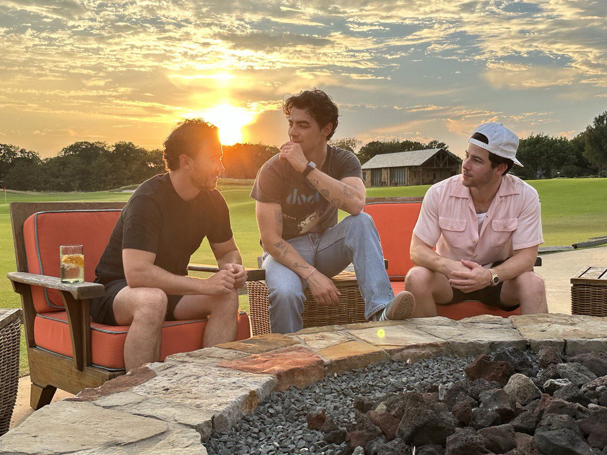 Happy Labor Day weekend everyone. This tour has be incredible so far! Having a little family time in the Texas sunset tonight before a big Austin show tomorrow 🤘