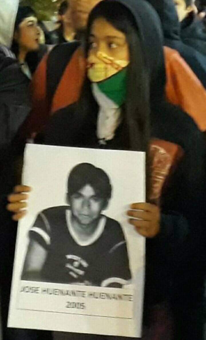 RadioUmbral's tweet image. Soy JOSÉ HUENANTE HUENANTE 
Tenía 16 años , de origen mapuche. 
Fui detenido por carabineros el 3 de septiembre de 2005,en Puerto Montt. 
La última vez que se me vio,era subido a un radiopatrullas.
Soy un Detenido Desaparecido en democracia

Y tú 
ME OLVIDASTE?