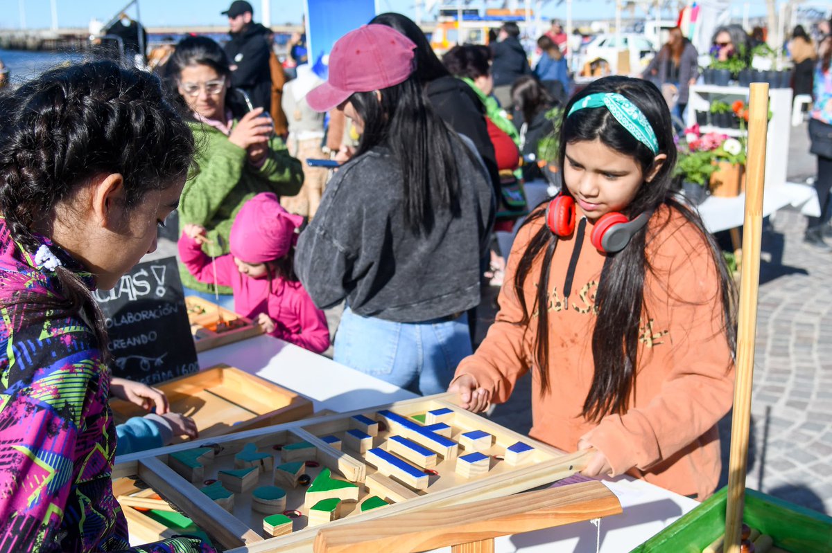 munimadryn's tweet photo. ASÍ SE VIVE EL 8° FESTIVAL INTERNACIONAL DE CINE AMBIENTAL DE LA PATAGONIA EN #MADRYN
Acá les compartimos algunas postales de este sábado en el Playón Recreativo 📸😉.
‼️ Podés disfrutar del evento hasta el 5/9 en #lamáslinda 🐳
➕ INFO del #PEFF en https://t.co/vssdEB069q https://t.co/hlQRso1Bk5