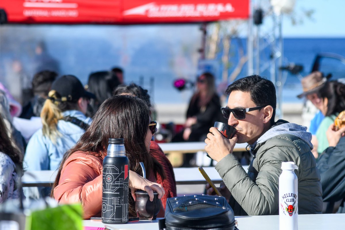 munimadryn's tweet photo. ASÍ SE VIVE EL 8° FESTIVAL INTERNACIONAL DE CINE AMBIENTAL DE LA PATAGONIA EN #MADRYN
Acá les compartimos algunas postales de este sábado en el Playón Recreativo 📸😉.
‼️ Podés disfrutar del evento hasta el 5/9 en #lamáslinda 🐳
➕ INFO del #PEFF en https://t.co/vssdEB069q https://t.co/hlQRso1Bk5
