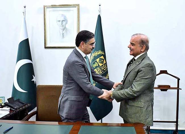 asadmaliklive's tweet photo. قوم کی قبر پر گورکن کی تبدیلی کے موقع پر لی گئی تصویر۔ https://t.co/tjlA2KhAJJ