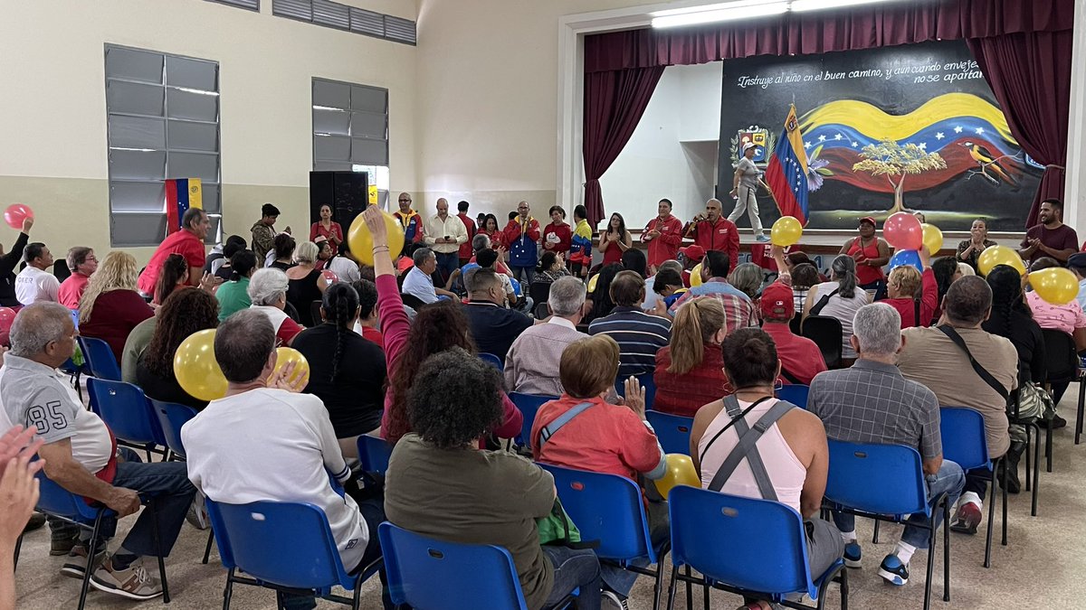 F_Gutierrezg's tweet photo. Gran encuentro con nuestros líderes y lideresas de nuestro @partidopsuv del municipio Chacao  junto a las estructuras de base de nuestra organización , unidad y lealtad al Proyecto de Chávez , Vamos junto a @nicolasmaduro a la Victoria! 

#Miranda 
@dcabellor 
@HectoRodriguez https://t.co/REh4evWlqg