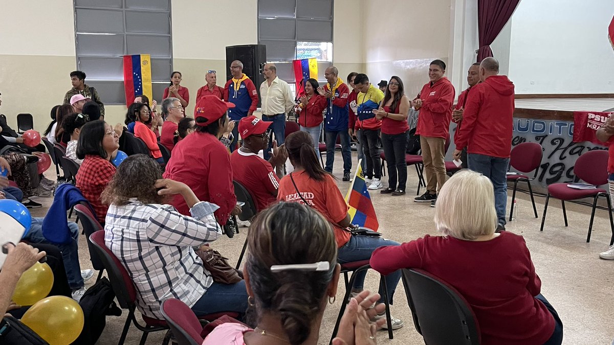 F_Gutierrezg's tweet photo. Gran encuentro con nuestros líderes y lideresas de nuestro @partidopsuv del municipio Chacao  junto a las estructuras de base de nuestra organización , unidad y lealtad al Proyecto de Chávez , Vamos junto a @nicolasmaduro a la Victoria! 

#Miranda 
@dcabellor 
@HectoRodriguez https://t.co/REh4evWlqg