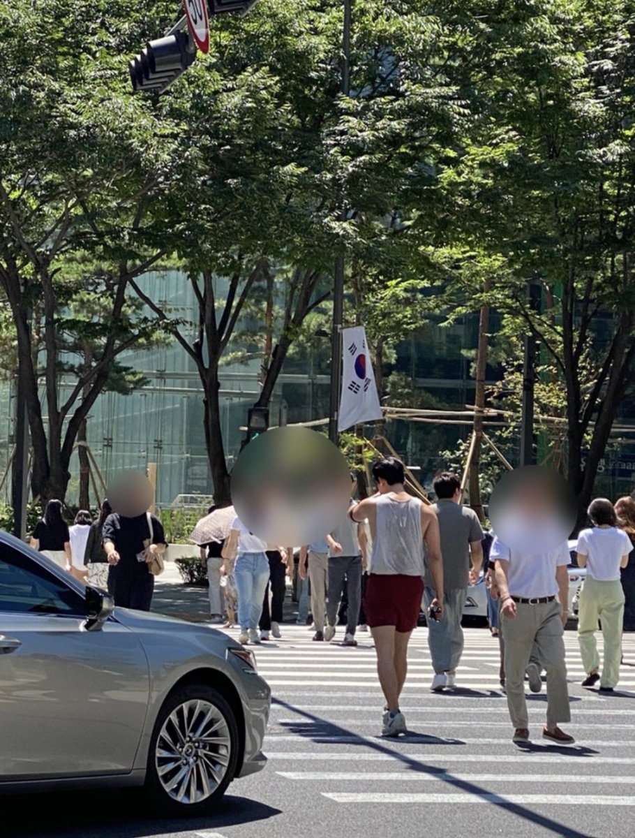 hotTAECmadambae's tweet photo. “What's good about living in Seoul is that I happened to see Ok Taek-yeon walking in front of the celebrity spring company...! Celebrities are different! He's so tall and he makes eye contact, but as soon as he smiles, his surroundings are bright..“

#TAECYEON #택연 #옥택연 https://t.co/apylgYpPWU