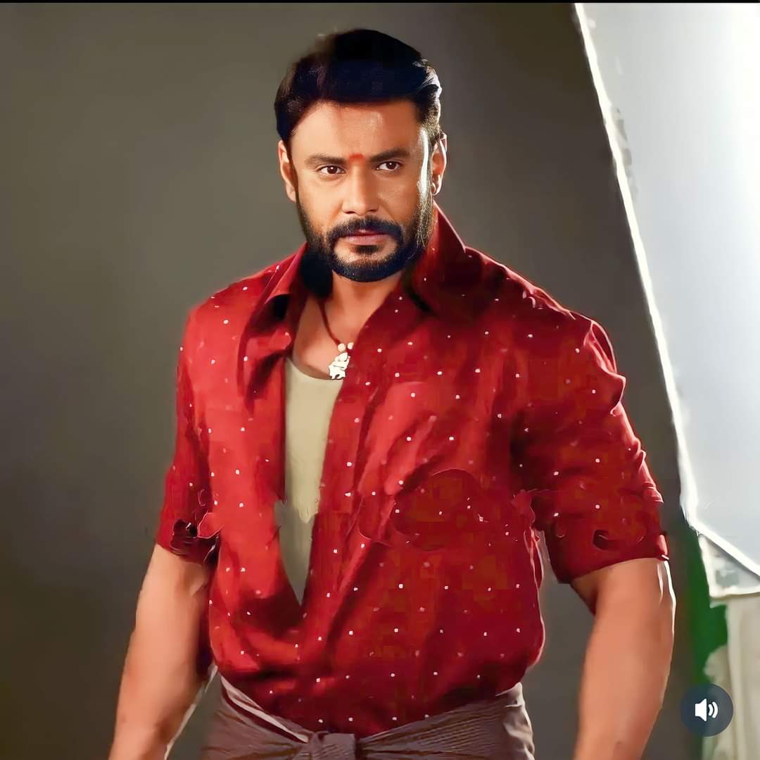TOlMovies's tweet photo. Who's Looking Mass &amp; Stylish ?

         🔁#DBoss              ❤️#RamCharan https://t.co/U9a4G09ax7