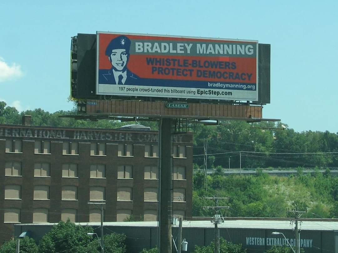 wendsday3's tweet photo. We did it Kansas city! Check it out y'all! Old picture but this is beyond awesome ♡ # kansascity #chelseamanning https://t.co/hNfkFiAGxg