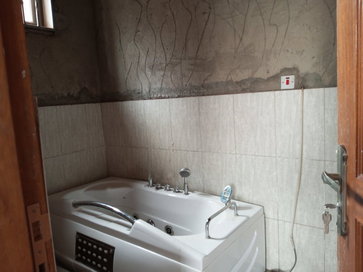 shukranproperty's tweet photo. โค๏ธFamily Flat House for sale In Seguku near prayer Mountain.
๐ #7bedrooms #5bathrooms, sitting and dining rooms kitchen and ๐ flat boy's quarter.
๐ Seated on #38Decimals with private Mailo land title.
๐ All roads are tarmac and with good neighborhood.
๐ Selling price #950m https://t.co/vgdKbH5N9H