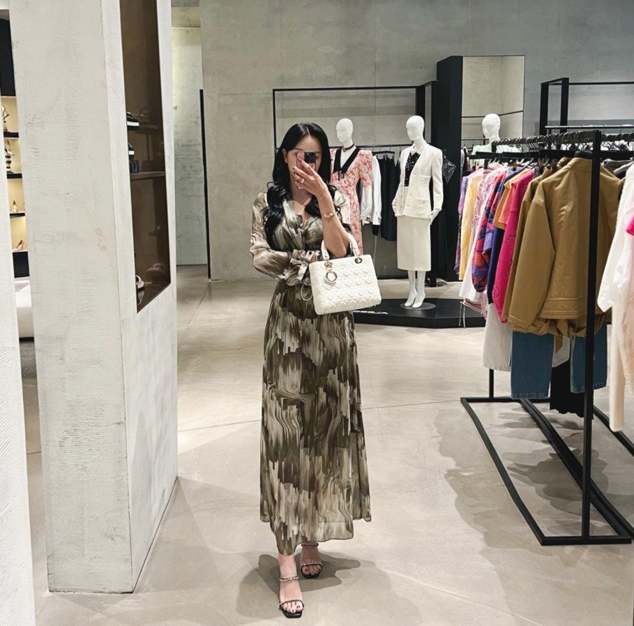 MimiOktay's tweet photo. Going to the clothing store means putting joy into the cart one piece at a time.🍀🌈🎁
#cute #happy #streetwear #outfitinspiration #girl #instastyle #blogger #mensfashion #lookoftheday #followme
#me #look #selfie #art #stylish #vintage #ootdhijab #styleblogger #instalike https://t.co/60TGBUl9lr