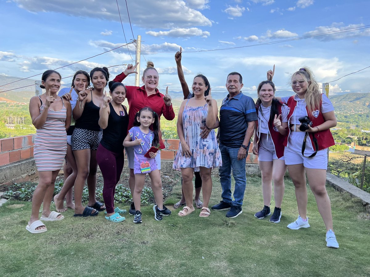 soycarime's tweet photo. ¡Las familias de la semana! 💪🏼

Sueño con que #Cúcuta sea una sola familia, por eso visito cada una de ellas y conozco más de cerca la esencia que hace especial cada hogar. 🙌🏼

#ConcejoL1 #L1 #LuchemosPorCúcuta https://t.co/UuH9mduOl0