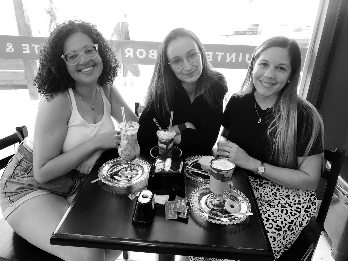 LuanaNeves_'s tweet photo. Tão bom reencontrar minha amigas da quinta série 🤍 #miguxas https://t.co/gMtLdeTmqy