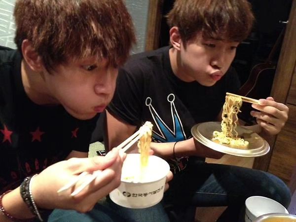 KPROM7's tweet photo. นึกว่านั่งกินหน้ากระจก เหมือนกันมาก 😁
#2PMjunbro #JunBro
#JUN_K #LEEJUNHO https://t.co/Q1wRH642bn