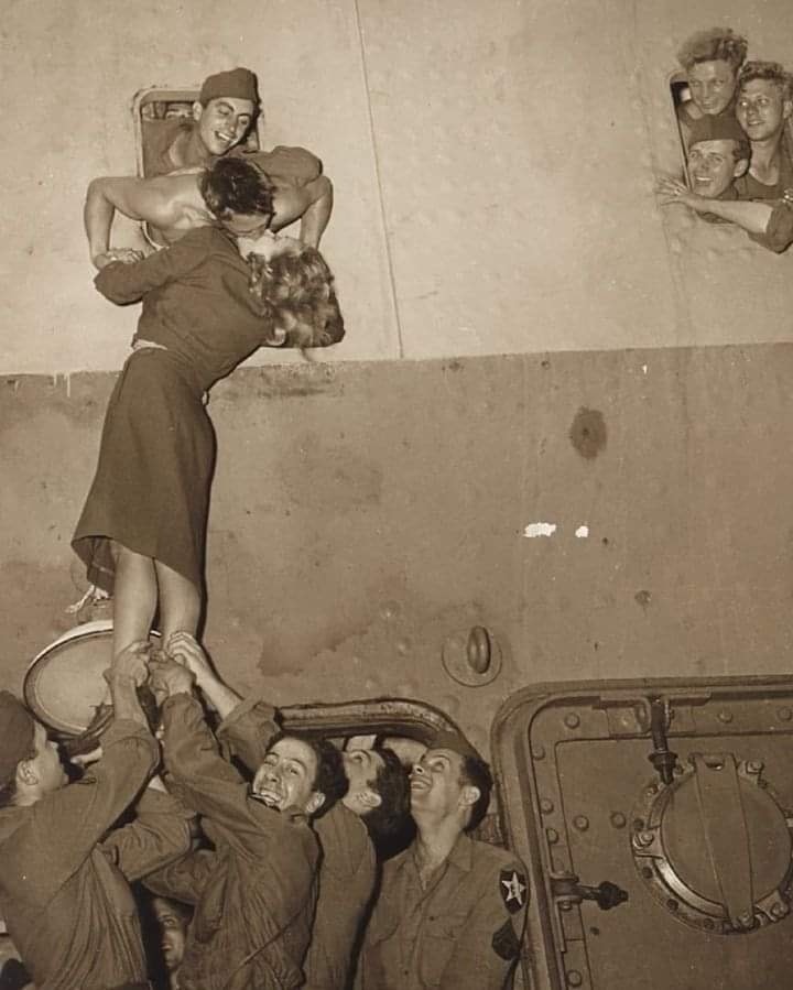 @historicalimages
Marlene Dietrich welcoming Carus Olcott, a soldier returning from World War 2 with a passionate kiss 1945.