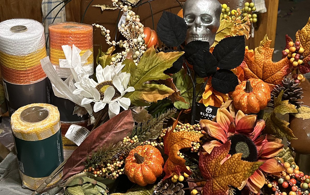 addie_1122's tweet image. 10 pm east coast 7 pm west❗️

What are y’all doing??

I see supplies, I see fall, I see Halloween, I see warm, I see fun 🤩 

What do you see in this picture

Finish this sentence

I see….
#fall #halloween #redorange #flowers #gourds