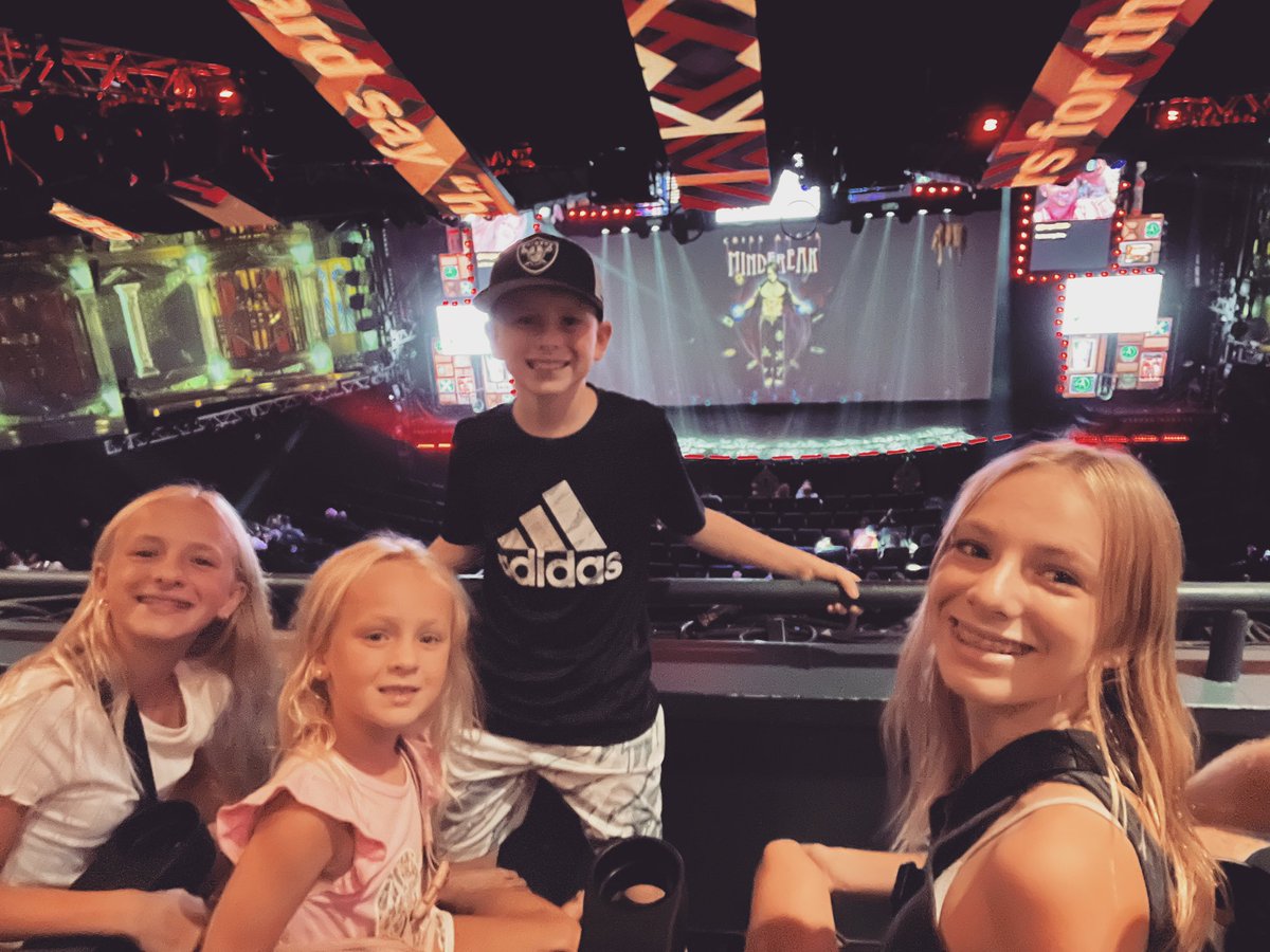 shwebbs's tweet photo. #CrissAngelLive MINDFREAK time!! https://t.co/duVVPwvgJn