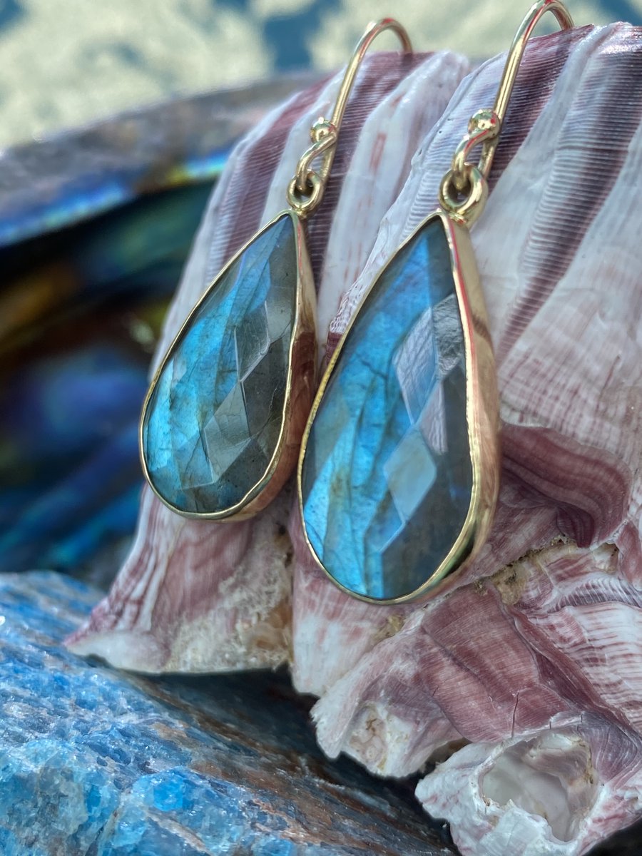 Charles Albert Faceted Labradorite Teardrop & Alchemia Gold Artisan Handcrafted Earrings

SHOP LINK IN BIO.

#ebaystore #ebayseller #labradoritejewelry #charlesalbertjewelry #teardropearrings #facetedlabradorite #bohemianjewelry #charlesalbert