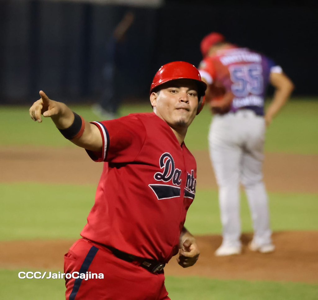 Canal2Nicaragua's tweet photo. Los #Dantos dan el primer golpe a #Estelí en la Serie Final del Pomares 2023 con un marcador de 4-0 en el Estadio Nacional Soberanía.🏟️
#Deportes⚾️ https://t.co/qELtsQyWpu