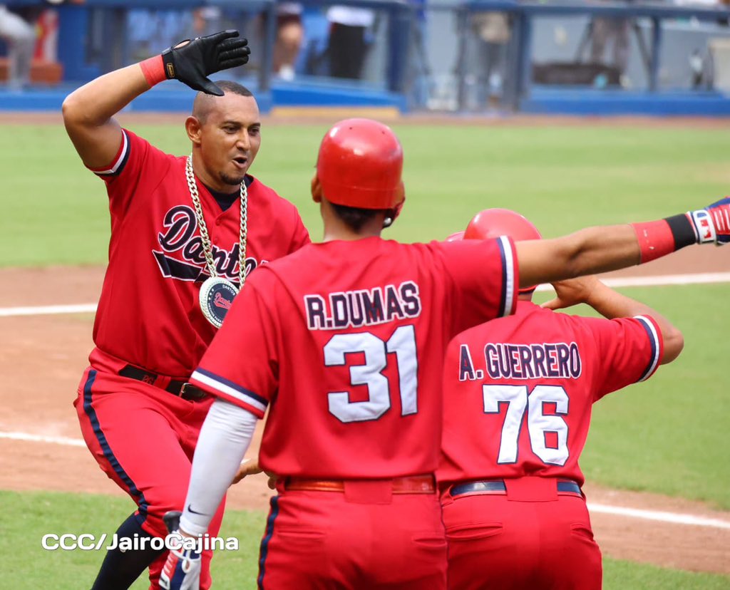 Canal2Nicaragua's tweet photo. Los #Dantos dan el primer golpe a #Estelí en la Serie Final del Pomares 2023 con un marcador de 4-0 en el Estadio Nacional Soberanía.🏟️
#Deportes⚾️ https://t.co/qELtsQyWpu