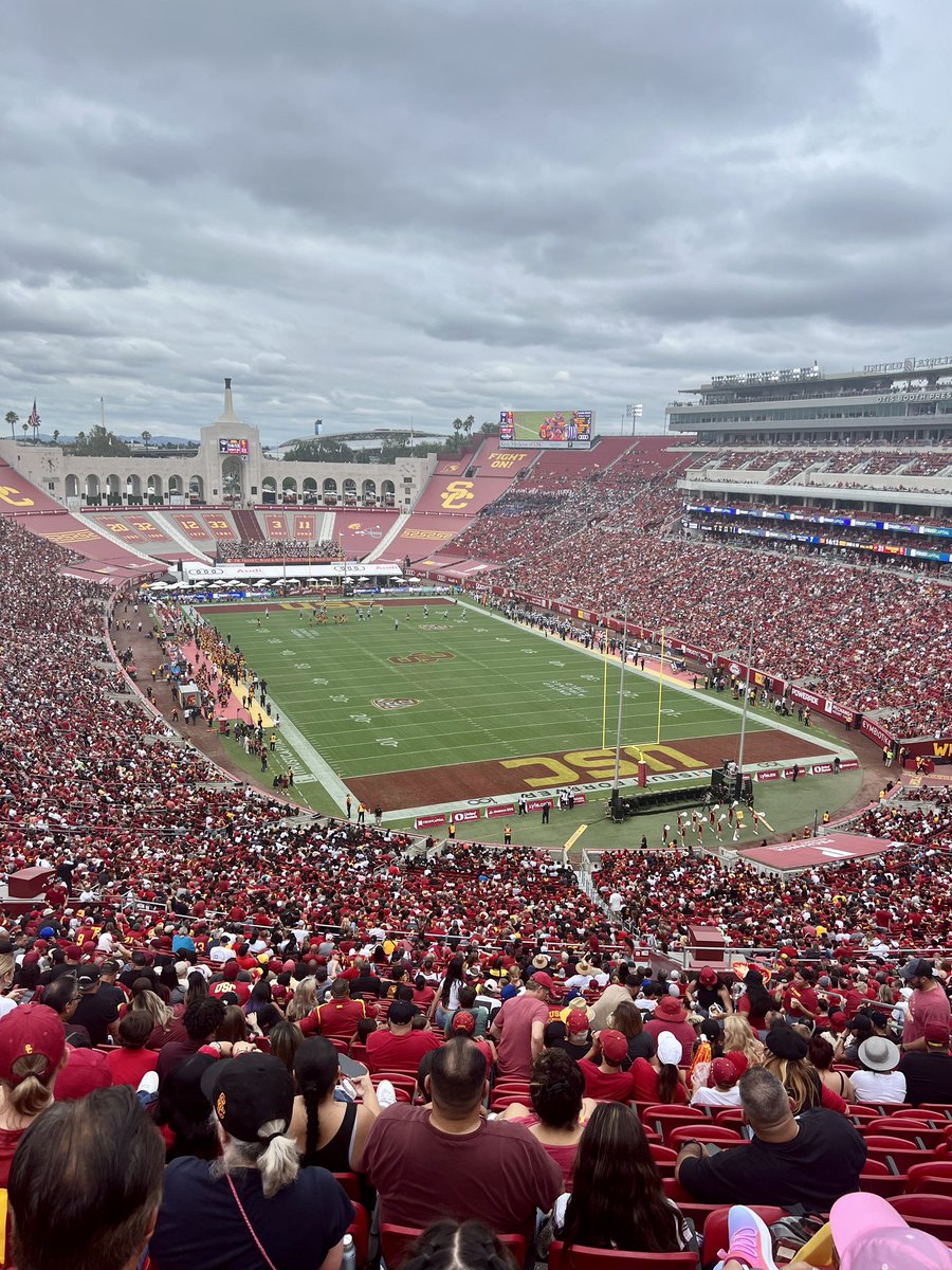 mtviewschools's tweet photo. MVSD families enjoyed a family field trip to the USC football game to see the Trojans play the University of Nevada Reno. We look forward to providing fun &amp; enriching opportunities for our families with additional family field trips scheduled this school year. #mvsdrocks https://t.co/ufjypG2EkI
