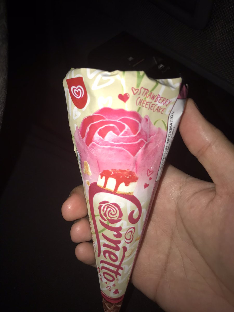 El_Eleena's tweet photo. aku ni x pandai nk merajuk. kalau aku diam tu aku marah. tapi suami aku igt aku merajuk. pastu tiap kali aku diam dia belikan 🌹 rose. Tapi aiskrim rose lah 🤧 https://t.co/ZA6DQGbTgZ
