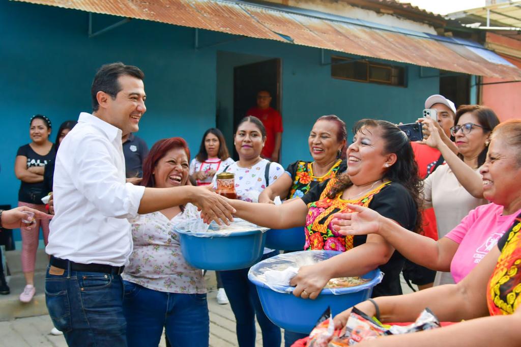En Oaxaca, la alegría y la unidad vecinal se celebran cada día. Esta tarde la terminamos con una fiesta, de la mano de mis amigas y amigos de la Agencia de Santa Rosa Panzacola.

#TransformemosOaxaca #4T #Oaxaca #septiembre2023 
@lopezobrador_ @salomonj @noejaracruz