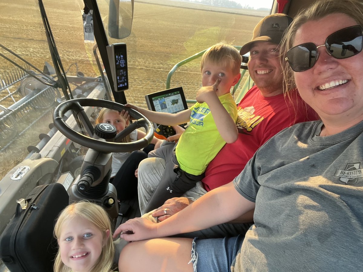 Boyturningdirt's tweet photo. Annual family cab photo. The cabs are getting smaller or these kids sure are growing. https://t.co/XcT7mrF7QP