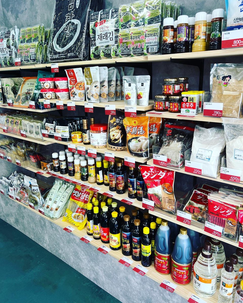 eno999's tweet photo. 本日は名古屋にあります韓国食材を販売するお店「ティンドンデン」にて13時まで店長してます。
看板の絵、豚の絵、料理の絵とイラストを描かせて頂いた店です。

さーレジ締めお金合うかな。

名古屋にお立ち寄りの際は是非覗いてみてください。

〒464-0850 愛知県名古屋市千種区今池1丁目１６−１３ https://t.co/87hLgjxj2H