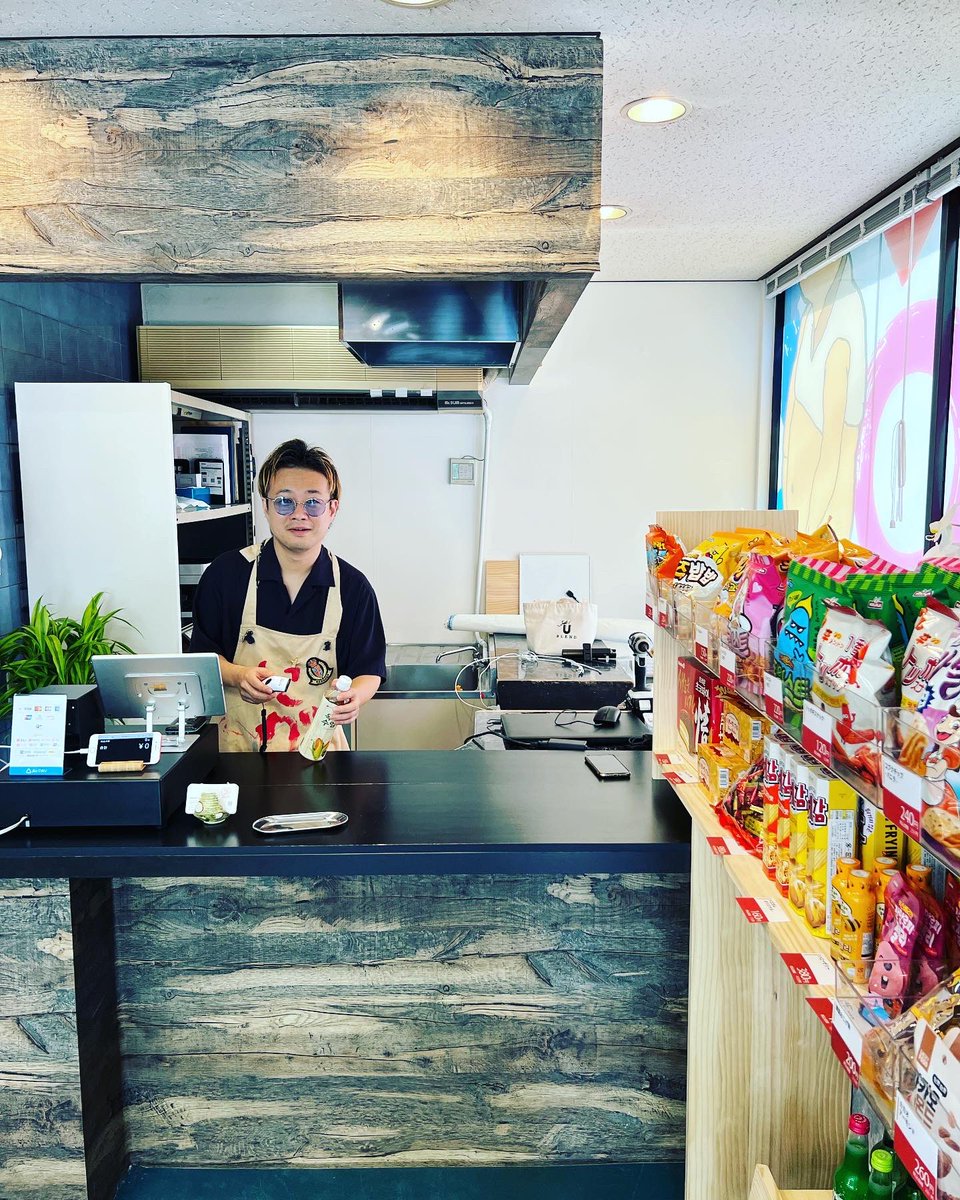eno999's tweet photo. 本日は名古屋にあります韓国食材を販売するお店「ティンドンデン」にて13時まで店長してます。
看板の絵、豚の絵、料理の絵とイラストを描かせて頂いた店です。

さーレジ締めお金合うかな。

名古屋にお立ち寄りの際は是非覗いてみてください。

〒464-0850 愛知県名古屋市千種区今池1丁目１６−１３ https://t.co/87hLgjxj2H