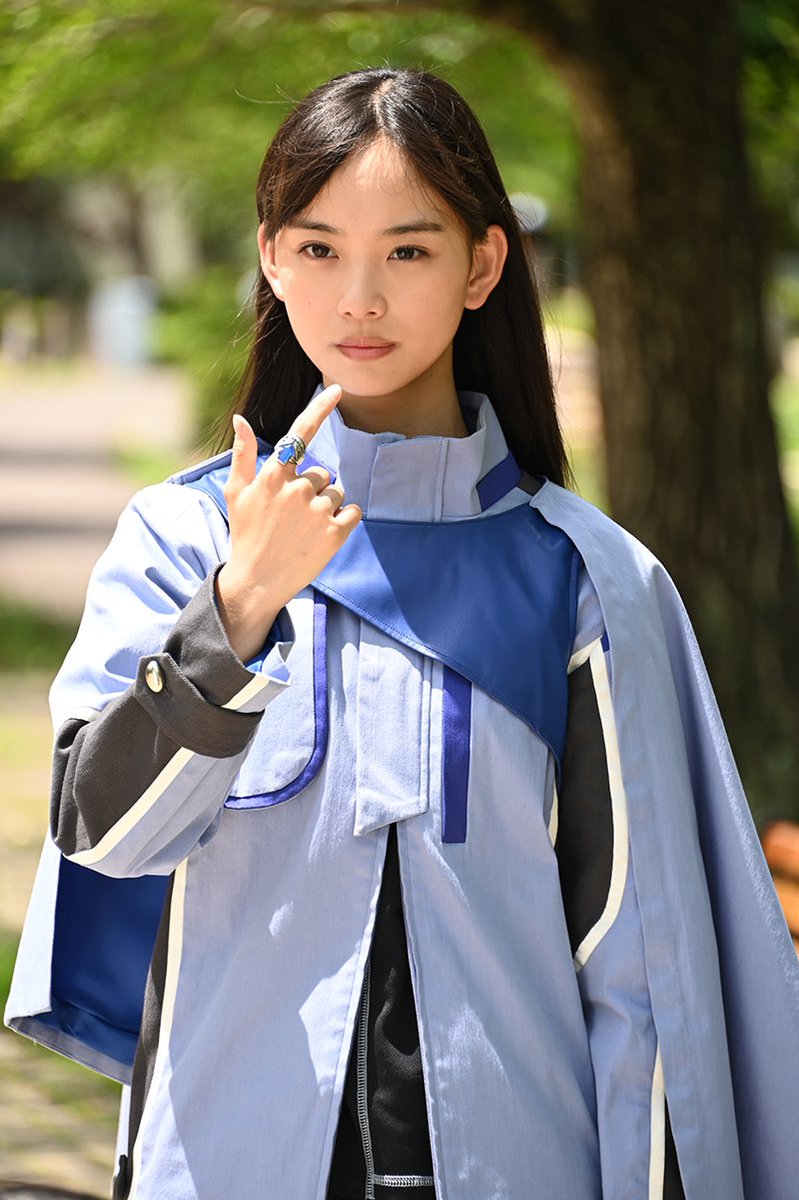 tajimax1968's tweet photo. 第一話から登場する重要アイテムの錬金指輪（正式名称は思案中らしい）のジュエリーデザインも担当してます💍
発売されたら何色にするか迷うやつ。
同じく担当した錬金アカデミーのエンブレムを指に巻く様に、普段使いでもさほど違和感無いデザインにしたつもりですがポーズとればわかる人にはわかる笑 https://t.co/EbkyYOfHbU