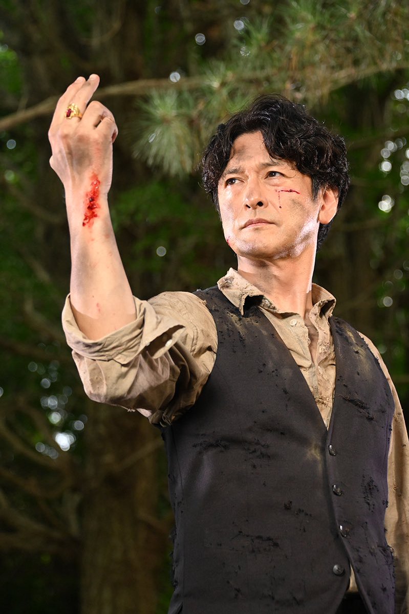 tajimax1968's tweet photo. 第一話から登場する重要アイテムの錬金指輪（正式名称は思案中らしい）のジュエリーデザインも担当してます💍
発売されたら何色にするか迷うやつ。
同じく担当した錬金アカデミーのエンブレムを指に巻く様に、普段使いでもさほど違和感無いデザインにしたつもりですがポーズとればわかる人にはわかる笑 https://t.co/EbkyYOfHbU