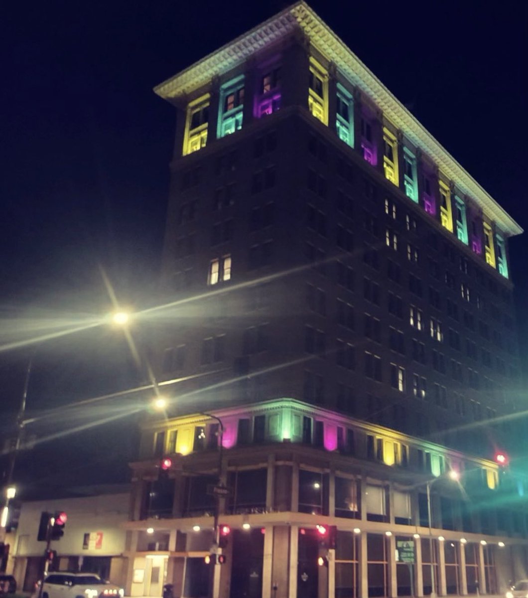 In support of #NationalSuicidePreventionMonth, our building is lit up to raise awareness. Remember, you are loved. Help is available at 988 or chat 988lifeline.org 🕯️💛 

Special thanks to the District Office Maintenance Dept for changing the lights.

#SuicidePrevention