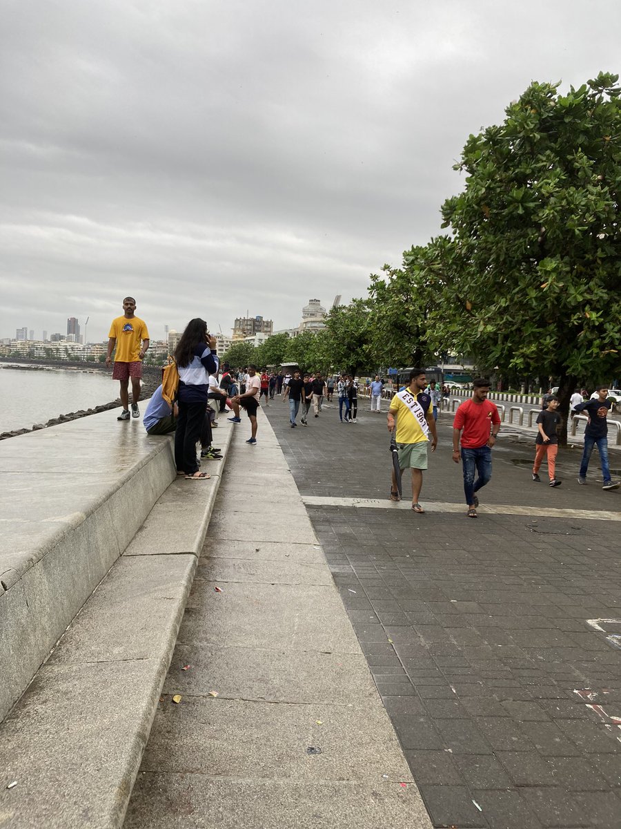 agaaadil's tweet photo. #marineDrive Sunday street joy is prohibited now onwards. https://t.co/tK1BxIwGXF