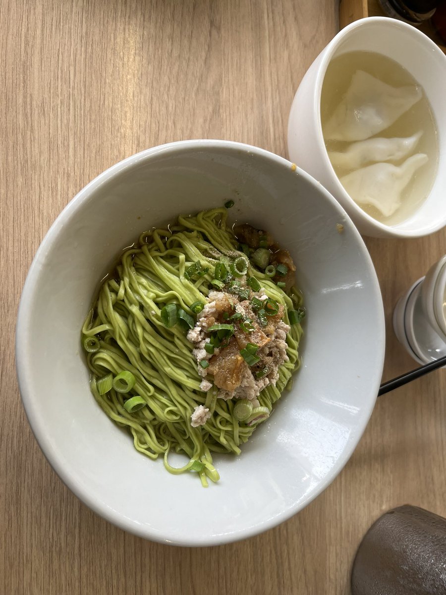 LukeMalaysia23's tweet photo. 初マレーシアの麺屋さん、めちゃくちゃ美味い😋
食感は、バリカタぐらいの茹で加減で👍
店内にフルーツやゼリーの売り子さんも来る感じが、さらに👍👍
#Malaysia #noodle
#ほうれん草麺
#Holiao Noodies https://t.co/QBu21YWxwa