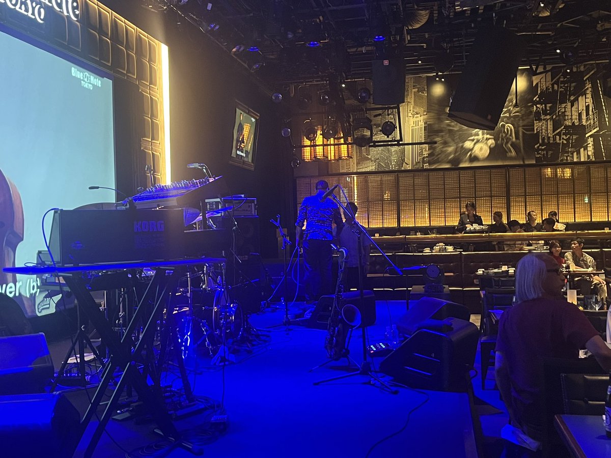 Point_ten_ten's tweet photo. #DonnyMcCaslin Sax #JonathanMaron B #JasonLindner Key #ZachDanziger Ds
@BlueNoteTokyo 

BNがダンスホール化するとは😳
圧倒的未来バンド、始終座ってノリまくり歓声を上げて泣いてしまい、思う存分楽しみました🙌✨

いや凄いものを観た…😭
再来日熱望🔥

Thank you Donny and all🙌✨ https://t.co/9EyeqOvAtP
