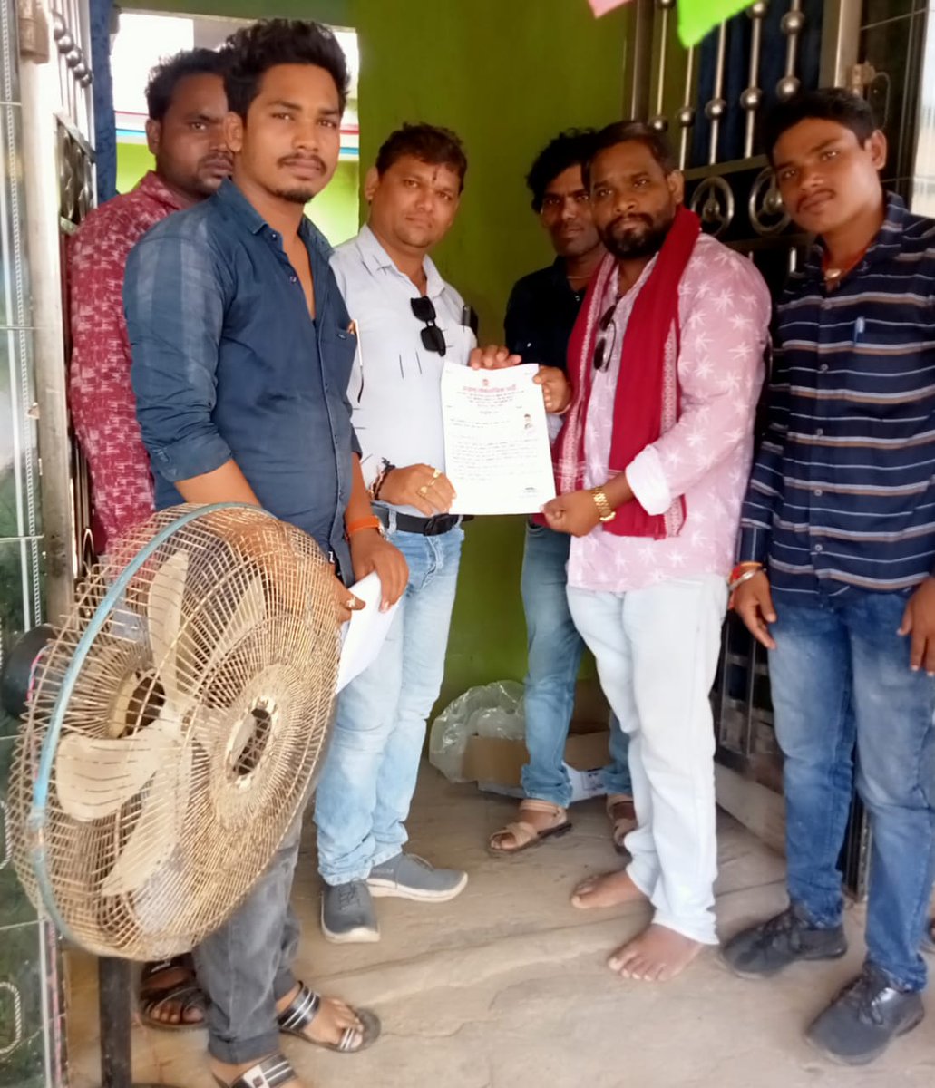 RampratapManha1's tweet photo. अखण्ड लोकतांत्रिक पार्टी के राष्ट्रीय ���ध्यक्ष माननीय श्री विनोद पटेल जी द्वारा नियुक्ति पत्र प्रदान करते हुए... https://t.co/ViZpGWNgfW