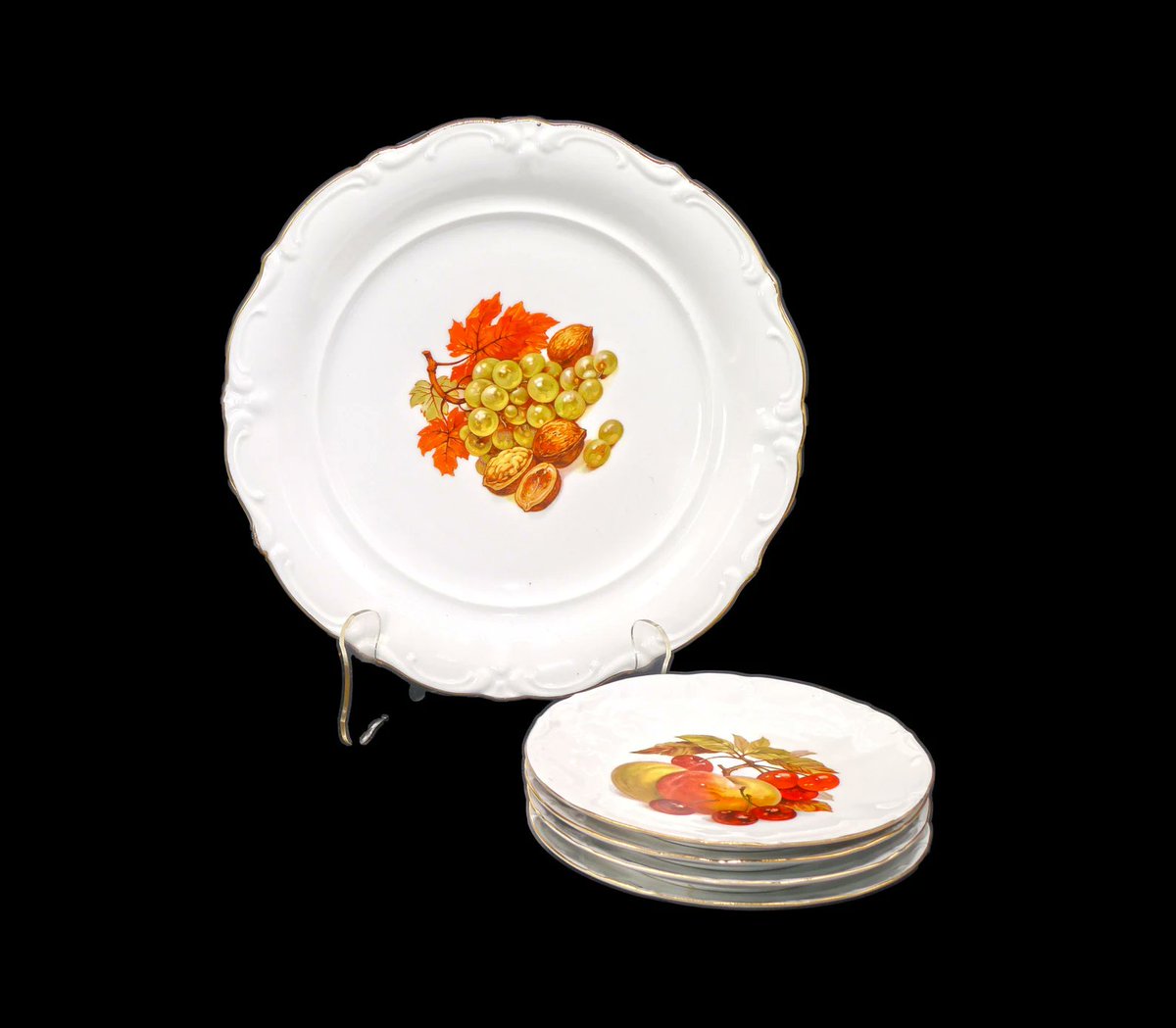 G97816960Girl's tweet photo. Bareuther BTH112 | Winterling WIG224 dessert service. Round Winterling platter, 4 dessert plates. Bavarian fruit. Made in Germany. https://t.co/5ma0p2jvlQ via @Etsy #BuyfromGroovy #antiqueshop #dinnerware #tableware #vintagetableware #dessertservice #teatime #coffeetime #BavarianFruit #Bareuther #BareutherBTH112 #BareutherBavarianFruit #Winterling #WinterlingWIG224 #WinterlingBavarianFruit #EtsySellers