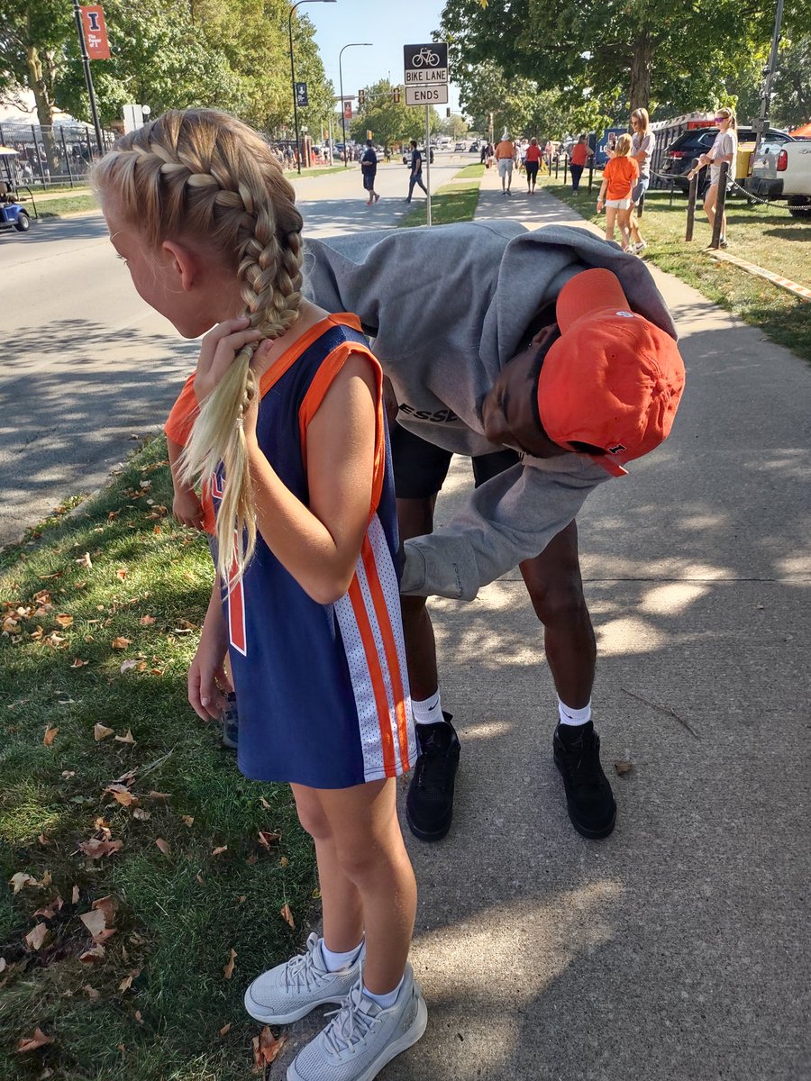 mrsbredar's tweet photo. It might be football season but this girl is ready for @IlliniMBB . Big shout out to @SencireH for always being her biggest fan like she is his! We are so thankful for you.
@CoachUnderwood what a stand up guy on this team.
#ibleedorangeandblue https://t.co/kVteIXeuge