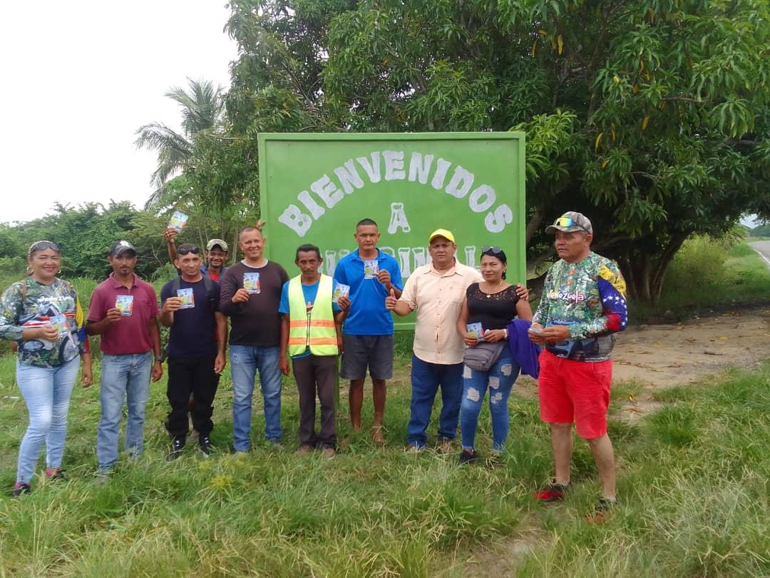 PjAchaguas's tweet photo. Desde la Comunidad Rural La Rinconera,  PQ.Queseras del Medio.Llevando el mensaje de #UnidadyVoto  convencidos que la ruta es la Electoral y que de todos nosotros depende lograr el CAMBIO que anhelamos. #22Oct
#VenezuelaDelEncuentro 
@hcapriles 
@Pr1meroJusticia 
@ActivismoPJ https://t.co/TMW5UDJ1zL