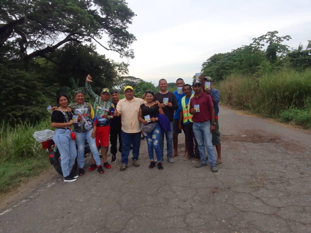 PjAchaguas's tweet photo. Desde la Comunidad Rural La Rinconera,  PQ.Queseras del Medio.Llevando el mensaje de #UnidadyVoto  convencidos que la ruta es la Electoral y que de todos nosotros depende lograr el CAMBIO que anhelamos. #22Oct
#VenezuelaDelEncuentro 
@hcapriles 
@Pr1meroJusticia 
@ActivismoPJ https://t.co/TMW5UDJ1zL