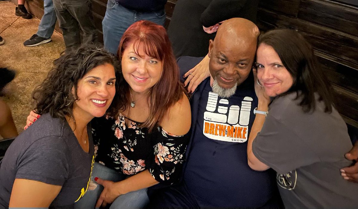fantasyfin1's tweet photo. Three beautiful ladies that make me look good https://t.co/a5Sb9Lob4F