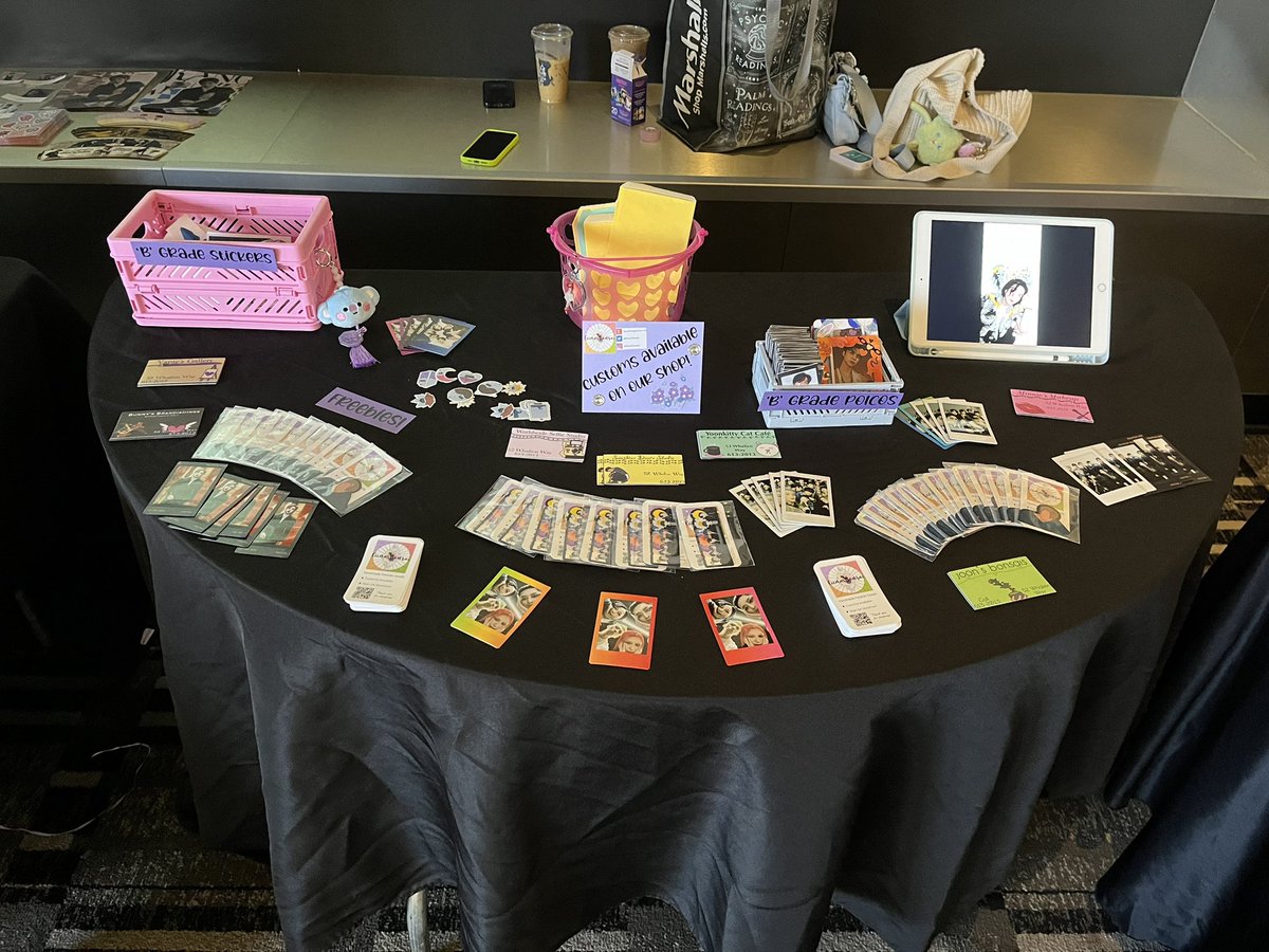 wiscocupsleeves's tweet photo. What an amazing #KANGDANIELMOVIE cupsleeve! Huge thanks to all who came to visit us! Also GIANT thank you to @lunarbonsai,  @BirdCommissions, @thepurplecourt, MichWu Creations, Shop Neostreet, and Tamakigraphiccs for the amazing freebies! 💖💖 @konnect_danielk https://t.co/Mwjqrcm30a